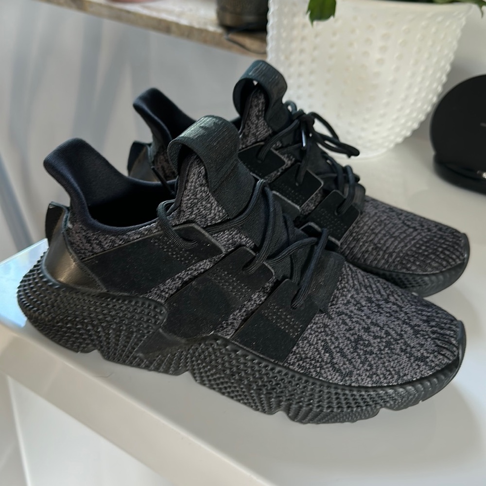 Adidas women’s sneaker barely worn